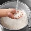 Vo gạo thật sạch với nước, chắc hết nước và để ráo. Có thể sử dụng nước cốt dừa lon hoặc tự tay bạn vắt lấy nước cốt dừa nhé.