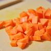 Cà rốt gọt vỏ, rửa sạch, cắt hạt lựu. Hành tây bóc vỏ, rửa sạch, cắt hạt lựu.