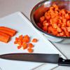 Cà rốt rửa sạch, gọt hết vỏ, cắt hạt lựu hoặc cắt lát mỏng tùy ý.