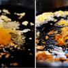 Thêm một ít dầu đậu phộng vào chảo (tiếp tục dùng chảo chiên thịt mà không cần rửa) và làm nóng chảo ở mức lửa vừa. Cho tỏi băm vào và đảo. Đập 2 quả trứng vào và nhanh tay khuấy để trứng tơi ra.