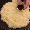 Cho cơm rang trứng ra tô, dùng ngay cho nóng nhé. Những bạn rang cơm hay bị vón cục là do loại cơm nấu từ gạo dẻo hoặc chưa được xử lý trước khi rang.