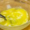 Đập trứng vào chén và đánh đều trứng. Đun nóng chảo với 30ml dầu ăn rồi cho trứng vào trộn đều, khi trứng gần chín thì cho ra đĩa.