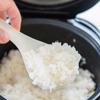 Đầu tiên bạn vo gạo và nấu cơm, chú ý giảm bớt lượng nước khi nấu, như vậy cơm sẽ hơi khô hơn thông thường, có độ tơi, khi trộn với các loại nước sốt hạt cơm sẽ thấm đều, dẻo ngon hơn.