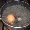 Khoai tây gọt vỏ, rửa sạch, cắt miếng vuông nhỏ. Trứng luộc chín, bóc vỏ.