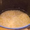 Gạo vo sạch, cho vào nồi, đổ nước cách mặt gạo khoảng 1 đốt ngón tay.