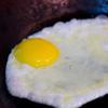 Làm nóng 2 muỗng canh dầu ăn trong chảo, đập trứng gà vào, chiên hơi chín. Không để lòng đỏ trứng gà chín hoàn toàn như vậy món ăn sẽ không ngon.