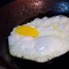 Làm nóng 2 muỗng canh dầu ăn trong chảo, đập trứng gà vào, chiên hơi chín. Không để lòng đỏ trứng gà chín hoàn toàn như vậy món ăn sẽ không ngon.