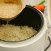 Cho gạo đã xào vào trong nồi cơm điện, đổ nước vào xâm xấp mặt. Tỉ lệ và nước là 1:1 nhé. Bật nút 