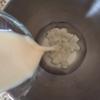 Mở trước lò nướng 10 phút ở 177 độ C. Hạt chia cho vào nước ngâm nở mềm khoảng 15 phút. Sau đó trộn đều 300g yến mạch, 180g bột mì, 1/4 muỗng bột quế, 11/4 muỗng bột nở, bột nhục đậu khấu và muối. Trong một âu khác cho đường, sữa hạnh nhân, dầu dừa vào và khuấy đều rồi cho hạt chia đã ngâm nở vào, trộn thật đều.