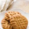 Cookies bơ đậu phộng đơn giản, thơm ngon mùi bơ mà lại để được lâu nên bạn có thể làm nhiều để cho các bé nhà bạn ăn dần. Bạn cũng có thể dùng chung bánh với một tách trà nóng, như vậy sẽ ngon hơn.