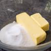 Đánh bơ với đường cho bơ trắng ra và đường tan bớt.  Rây bột vào trộn, cuối cùng thêm tinh chất vanilla rồi trộn đều. Bước này sẽ tốn một vài phút, lúc đầu hỗn hợp sẽ trở nên nhão rồi cuối cùng mới thành dạng bột.
