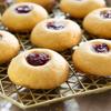 Bánh quy nhân mứt (Thumbprint Cookies) là loại bánh hay được sử dụng ở phương Tây, đặc biệt là trong các buổi trà chiều ở Anh quốc. Vỏ bánh giòn tan, nhân bánh ngọt lịm, bạn còn chờ gì nữa mà không vào vào bếp nào!