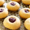 Bánh quy nhân mứt (Thumbprint Cookies) là loại bánh hay được sử dụng ở phương Tây, đặc biệt là trong các buổi trà chiều ở Anh quốc. Vỏ bánh giòn tan, nhân bánh ngọt lịm, bạn còn chờ gì nữa mà không vào vào bếp nào!