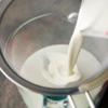 Sau đó, cho sữa tươi vào, trộn đều, lọc hỗn hợp qua rây thật mịn. Làm nóng lò nướng ở 180 độ C trước 10 phút.