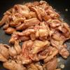 Đun nóng dầu ăn trong chảo, cho thịt gà vào xào đến khi miếng thịt săn lại và vừa chín thì cho tiếp củ sắn.