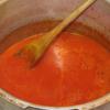 Cho thêm sốt cà chua, ớt bột vào đun sôi trong 5 phút cho nước sốt cay hơi sệt sệt. Nêm nếm với đường, muối và tiêu vào cùng.
