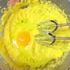 Cho 100g bơ tan chảy, 150g đường vào tô, dùng máy đánh trứng đánh cho tan. Lần lượt cho trứng vào đánh đều.