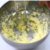Đầu tiên, đánh nhuyễn 70gr bơ với 70gr đường trắng ra. Trứng đập vào chén đánh tan rồi đổ từ từ vào hỗn hợp bơ đường.