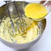 Đầu tiên, đánh nhuyễn 70gr bơ với 70gr đường trắng ra. Trứng đập vào chén đánh tan rồi đổ từ từ vào hỗn hợp bơ đường.