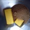 Cho 115g bơ và 125g đường nâu vào máy trộn, dùng phới để trộn cho đến khi nào hỗn hợp chuyển thành màu nâu, mịn. Thêm 1 muỗng cà phê vani và trứng tiếp tục trộn đều.