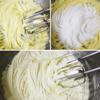 Dùng máy đánh trứng đánh 113g bơ lạt với 300g đường trắng đến khi bơ bông và nhạt màu thì thêm từng quả trứng một, đánh đều sau mỗi lần thêm. Cuối cùng thêm 2 muỗng cà phê vani vào hỗn hợp, trộn đều.