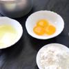 Chuẩn bị bột mì, trứng và đường bột. Tách lòng đỏ và lòng trắng trứng gà ra riêng, lưu ý không được để lòng trắng trứng nhiễm bẩn nếu không khi đánh trứng sẽ không bông lên và bánh sẽ không nở.