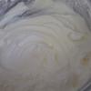 Phần whipping cream: đánh bông cùng đường bột tạo thành chóp cứng là đạt. Lưu ý không đánh kem quá mạnh và quá lâu vì kem rất dễ bị tách nước. Âu đánh kem cũng nên để thật lạnh để dễ dàng bông hơn.