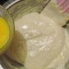 Rây hỗn hợp bột mì vào hỗn hợp trứng, dùng phới trộn nhẹ tay theo kiểu hất ngược từ dưới lên. Cho tiếp 1 qủa trứng vào hỗn hợp rồi khuấy đều.
