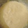 Tiếp tục cho bột hạnh nhân vào trộn bột từ dưới lên trên. Vani hòa tan với bơ, đổ men thành âu bột trứng, tiếp tục dùng phới trộn nhẹ tay cho hỗn hợp hòa quyện.