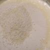 Rây hỗn hợp bột mì vào hỗn hợp trứng, dùng phới trộn nhẹ tay theo kiểu hất ngược từ dưới lên. Cho tiếp 1 qủa trứng vào hỗn hợp rồi khuấy đều.