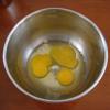 Cho 3 quả trứng thố của máy trộn, rắc thêm 75g đường vào, trộn đều tốc độ cao. Khi hỗn hợp tan đều thì chuyển tốc độ thấp, đánh cho quyện đều, không có bong bóng. Rây bột mì vào thố, dùng phới lồng trộn 1 chiều, cho quyện đều.