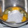 Trong 1 tô khác, dùng máy đánh trứng, đánh đều 15gr đường trắng và trứng gà.