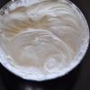 15gr đường trắng còn lại đánh đều với kem whipping. Cho 1/2 hỗn hợp kem vào túi bóp kem có gắn đui tròn, nặn kem lên bánh thành hình vòng tròn.