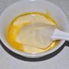 Rây bột mì vào tô trứng gà, trộn đều. Thêm 1-2 muỗng bột mì vào hỗn hợp bơ, sữa tươi.