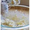 Làm kem phủ: Trong một chén lớn, đánh đều 100g bơ bằng máy trộn điện cho đến khi mịn. Thêm  đường bột vào, đánh đều. Sau đó cho dâu tây nghiền và 5 ml vani vào đánh đều một lần nữa trong 2 phút.