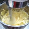 Chia hỗn hợp bột khô làm 3 phần. Rây từng phần vào thau kem trứng, trộn đều sau mỗi lần thêm bột.