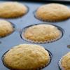 Bọc khay nướng bánh bằng các cốc giấy lót bánh cupcake. Đổ hỗn hợp bằng 2/3 độ cao của khay rồi nướng ở nhiệt độ 180 độ C trong 15-18 phút.