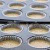 Bọc khay nướng bánh bằng các cốc giấy lót bánh cupcake. Đổ hỗn hợp bằng 2/3 độ cao của khay rồi nướng ở nhiệt độ 180 độ C trong 15-18 phút.