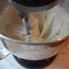 Trong lúc chờ bánh nguội thì mình làm phần kem bên trên: cho 450g kem phô mai, 250g bơ lạt, 1 muỗng tinh chất vani, 1/4 muỗng muối. Dùng máy đánh trứng, đánh cho hỗn hợp bông lên khoảng 2 phút. Sau đó cho 250g đường bột vào, đánh đều. Cho tiếp phần đường còn lại vào, đánh hỗn hợp hòa quyện vào nhau đến khi bông mịn là được. Bánh nguội lấy ra, bắt lớp kem phô mai lên trên là hoàn thành rồi đó. Bạn cứ làm đến khi hết cả phần kem và phần bánh nha.