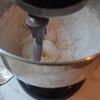Trong lúc chờ bánh nguội thì mình làm phần kem bên trên: cho 450g kem phô mai, 250g bơ lạt, 1 muỗng tinh chất vani, 1/4 muỗng muối. Dùng máy đánh trứng, đánh cho hỗn hợp bông lên khoảng 2 phút. Sau đó cho 250g đường bột vào, đánh đều. Cho tiếp phần đường còn lại vào, đánh hỗn hợp hòa quyện vào nhau đến khi bông mịn là được. Bánh nguội lấy ra, bắt lớp kem phô mai lên trên là hoàn thành rồi đó. Bạn cứ làm đến khi hết cả phần kem và phần bánh nha.