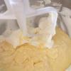 Cho kem phô mai, đường và 2ml vani vào thau nhôm sạch, dùng máy đánh trứng đánh cho hỗn hợp mịn và hoà quyện. Cho 200gr kem whipping (giữ lạnh đến khi dùng) vào thau rồi tiếp tục đánh ở tốc độ vừa cho đến khi hỗn hợp kem bông đặc và mịn màng. Cho vào tủ lạnh và giữ lạnh ít nhất 45 phút cho kem đặc hơn, trang trí cũng dễ dàng hơn.