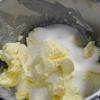 Cho kem phô mai, đường và 2ml vani vào thau nhôm sạch, dùng máy đánh trứng đánh cho hỗn hợp mịn và hoà quyện. Cho 200gr kem whipping (giữ lạnh đến khi dùng) vào thau rồi tiếp tục đánh ở tốc độ vừa cho đến khi hỗn hợp kem bông đặc và mịn màng. Cho vào tủ lạnh và giữ lạnh ít nhất 45 phút cho kem đặc hơn, trang trí cũng dễ dàng hơn.