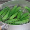 Bạn chỉ cần rửa sạch đậu bắp, luộc chín, và rửa lại dưới vòi nước sạch để giữ màu xanh của đậu bắp.