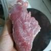 Rửa sạch thịt với muối, để ráo. Cắt thịt thành lát mỏng, cắt dọc xuống sớ thịt để thịt không bị dai. Nên mua loại nạc dăm, sẽ mềm hơn sau khi xào.