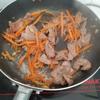 Xào đều tay, thấy thịt săn lại và chuyển màu. Cho cà rốt vào xào trước tầm 2 phút.