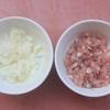 Hành tây bóc vỏ thái nhỏ, thịt băm nhỏ ướp với một ít hạt nêm, tiêu. Cho một thìa dầu ăn vào chảo, thêm hành tây vào xào mềm.