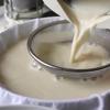 Thêm sữa, bột hạnh nhân, đường, và chiết xuất vani vào khuấy đều, nấu thêm 10 phút. Tắt bếp, lược hỗn hợp qua rây cho thật mịn, loại bỏ cặn.