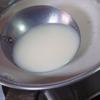 Đun sôi sữa đậu nành và nước trong 3-4 phút ở lửa vừa, khuấy đều để sữa không đóng ở đáy nồi. Khi hỗn hợp sữa đậu nành sôi, thêm gelatine vào khuấy đều cho đến khi hòa tan.