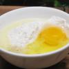 Đánh tan trứng cùng với bột mì và một chút muối, đường thành hỗn hợp sền sệt.