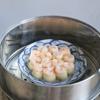 Cho đĩa tôm đậu hũ vào xửng hấp 10 phút cho tôm chín.